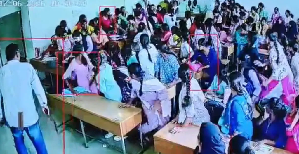 “स्कूल की लापरवाही या हादसा? क्लासरूम में छत का प्लास्टर गिरा, CCTV में कैद पूरी घटना”