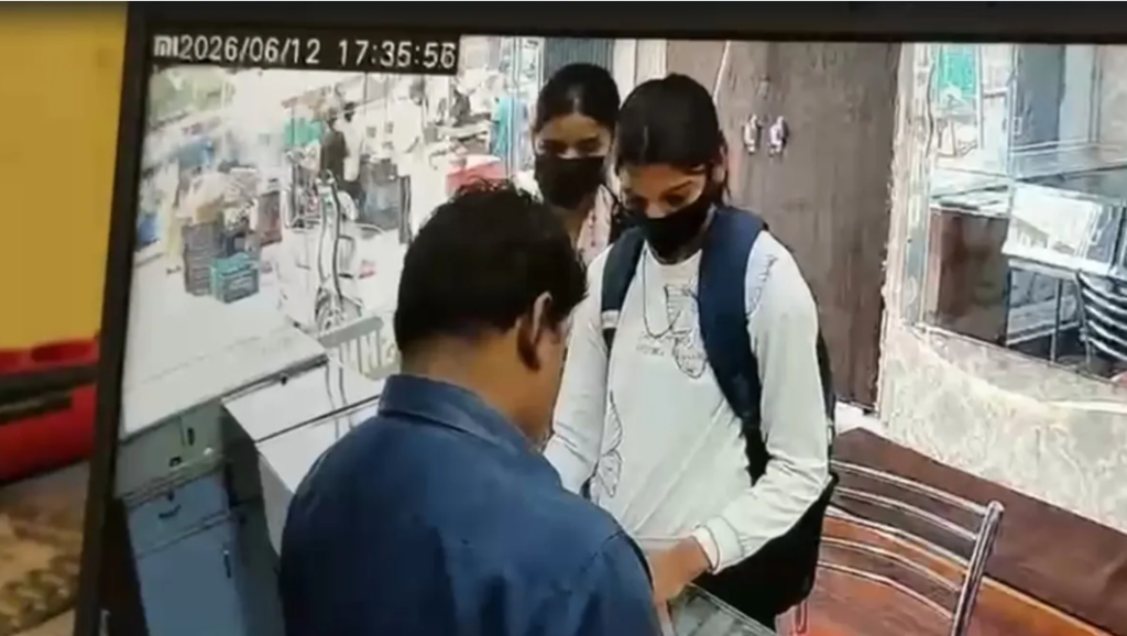 फिल्मी अंदाज में लूट की कोशिश नाकाम, पकड़ी गई दो लड़कियां