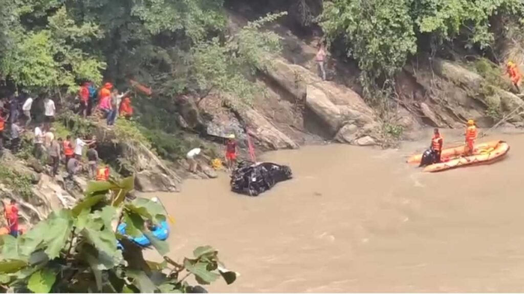 Sikkim: Landslides and rain turn deadly! Bodies of 4 missing persons, including a 5-year-old girl, recovered from the Teesta River.