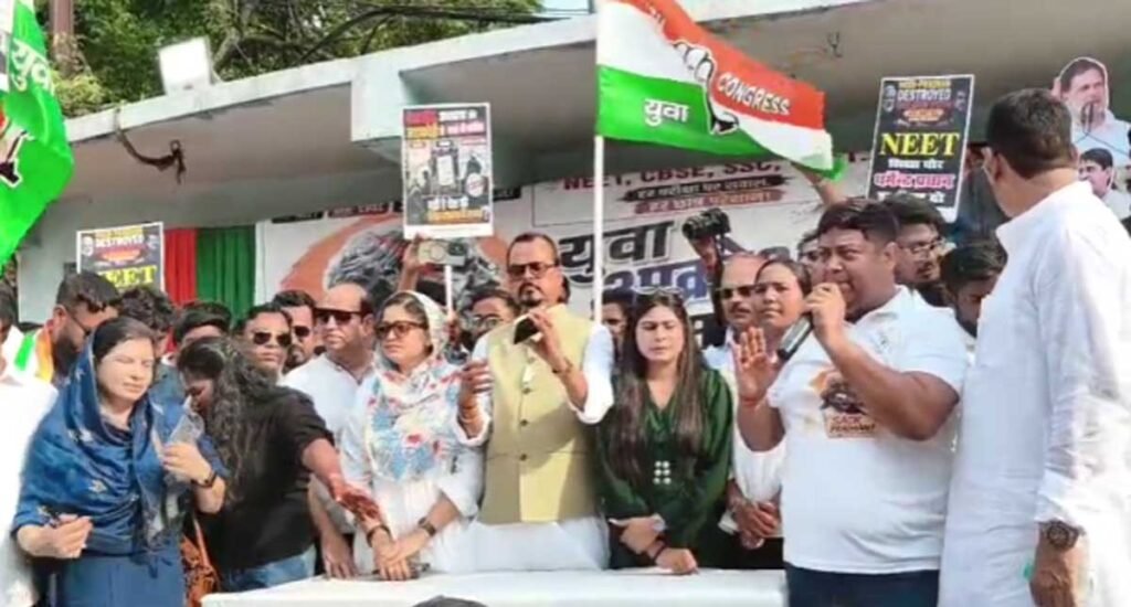 Dhanbad News: महंगाई और पेपर लीक के खिलाफ धनबाद में युवा कांग्रेस का हल्ला बोल