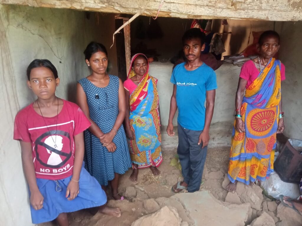 टुंडी में हाथियों का महातांडव: 35 हाथियों के झुंड ने उजाड़े कई घर, अनाज भी किया बर्बाद