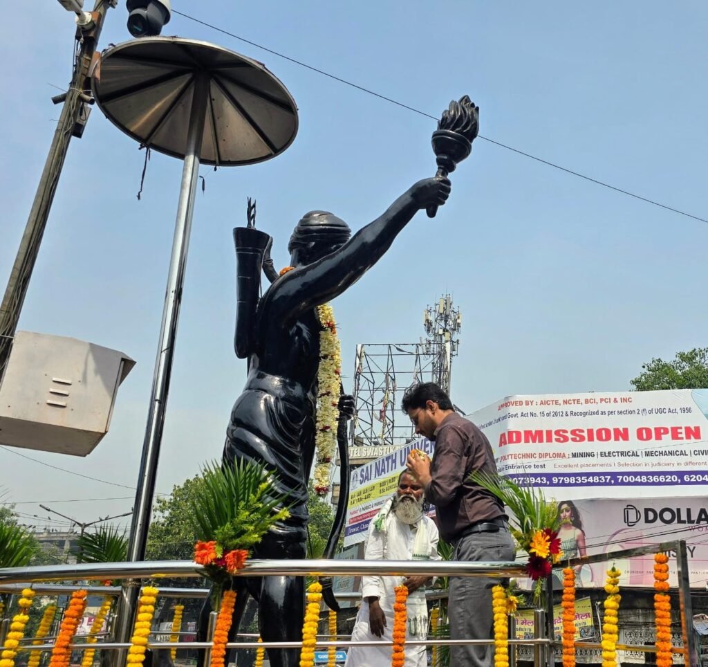 भगवान बिरसा मुंडा की 126वीं पुण्यतिथि पर उपायुक्त ने अर्पित की श्रद्धांजलि