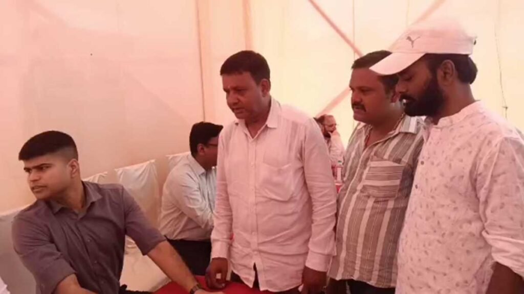 बनियाहिर में जनता समस्या समाधान कैंप, मानसून से पहले सफाई व्यवस्था मजबूत करने का आश्वासन झरिया/जोड़ापोखर: धनबाद नगर निगम की ओर से गुरुवार को बनियाहिर नगर निगम कार्यालय परिसर में जनता समस्या समाधान कैंप का आयोजन किया गया। कैंप में नगर आयुक्त आयुष गंगवार ने क्षेत्रवासियों की विभिन्न समस्याएं सुनीं और संबंधित अधिकारियों को आवश्यक दिशा-निर्देश दिए। कैंप के दौरान लोगों ने पेयजल, बिजली, स्ट्रीट लाइट, साफ-सफाई, नाली, सड़क, जन्म-मृत्यु प्रमाण पत्र सहित अन्य नागरिक सुविधाओं से जुड़ी शिकायतें रखीं। नगर आयुक्त ने आश्वासन दिया कि प्राप्त शिकायतों का त्वरित निष्पादन सुनिश्चित किया जाएगा। मानसून को लेकर निगम की विशेष तैयारी आगामी मानसून को देखते हुए धनबाद नगर निगम ने सफाई व्यवस्था को और मजबूत करने की तैयारी शुरू कर दी है। नगर आयुक्त ने बताया कि नगर निगम के सभी पांच अंचलों में 75 सदस्यीय विशेष टीम तैनात की गई है, जो जलजमाव, नाली सफाई और अन्य आवश्यक कार्यों पर निगरानी रखेगी। उन्होंने कहा कि वर्तमान में सफाई कार्यों में लगे श्रमिकों की संख्या 15 है, जिसे बढ़ाकर 20 किए जाने पर विचार किया जा रहा है, ताकि बरसात के दौरान किसी प्रकार की परेशानी न हो। आवास योजना के लिए आवेदन प्रक्रिया जारी नगर आयुक्त ने बताया कि प्रधानमंत्री आवास योजना और अन्य आवासीय योजनाओं के तहत लाभुकों के आवेदन वार्ड पार्षदों के माध्यम से प्राप्त किए जा रहे हैं। सत्यापन की प्रक्रिया पूरी होने के बाद पात्र लाभार्थियों के नाम आगे भेजे जाएंगे। पार्षदों ने रखीं क्षेत्र की समस्याएं कैंप में झरिया विधानसभा क्षेत्र के 11 वार्डों के पार्षद एवं बड़ी संख्या में स्थानीय नागरिक उपस्थित रहे। वार्ड संख्या 45 के पार्षद प्रतिनिधि पिंकू चंद्रवंशी ने क्षेत्र में पेयजल संकट, साफ-सफाई और स्ट्रीट लाइट की समस्याओं को प्रमुख मुद्दा बताते हुए इनके शीघ्र समाधान की मांग की। नगर निगम के इस पहल से स्थानीय लोगों को अपनी समस्याएं सीधे प्रशासन के समक्ष रखने का अवसर मिला, जिससे समाधान की प्रक्रिया को गति मिलने की उम्मीद जताई जा रही है।