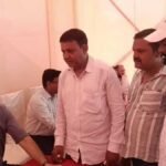 बनियाहिर में जनता समस्या समाधान कैंप, मानसून से पहले सफाई व्यवस्था मजबूत करने का आश्वासन झरिया/जोड़ापोखर: धनबाद नगर निगम की ओर से गुरुवार को बनियाहिर नगर निगम कार्यालय परिसर में जनता समस्या समाधान कैंप का आयोजन किया गया। कैंप में नगर आयुक्त आयुष गंगवार ने क्षेत्रवासियों की विभिन्न समस्याएं सुनीं और संबंधित अधिकारियों को आवश्यक दिशा-निर्देश दिए। कैंप के दौरान लोगों ने पेयजल, बिजली, स्ट्रीट लाइट, साफ-सफाई, नाली, सड़क, जन्म-मृत्यु प्रमाण पत्र सहित अन्य नागरिक सुविधाओं से जुड़ी शिकायतें रखीं। नगर आयुक्त ने आश्वासन दिया कि प्राप्त शिकायतों का त्वरित निष्पादन सुनिश्चित किया जाएगा। मानसून को लेकर निगम की विशेष तैयारी आगामी मानसून को देखते हुए धनबाद नगर निगम ने सफाई व्यवस्था को और मजबूत करने की तैयारी शुरू कर दी है। नगर आयुक्त ने बताया कि नगर निगम के सभी पांच अंचलों में 75 सदस्यीय विशेष टीम तैनात की गई है, जो जलजमाव, नाली सफाई और अन्य आवश्यक कार्यों पर निगरानी रखेगी। उन्होंने कहा कि वर्तमान में सफाई कार्यों में लगे श्रमिकों की संख्या 15 है, जिसे बढ़ाकर 20 किए जाने पर विचार किया जा रहा है, ताकि बरसात के दौरान किसी प्रकार की परेशानी न हो। आवास योजना के लिए आवेदन प्रक्रिया जारी नगर आयुक्त ने बताया कि प्रधानमंत्री आवास योजना और अन्य आवासीय योजनाओं के तहत लाभुकों के आवेदन वार्ड पार्षदों के माध्यम से प्राप्त किए जा रहे हैं। सत्यापन की प्रक्रिया पूरी होने के बाद पात्र लाभार्थियों के नाम आगे भेजे जाएंगे। पार्षदों ने रखीं क्षेत्र की समस्याएं कैंप में झरिया विधानसभा क्षेत्र के 11 वार्डों के पार्षद एवं बड़ी संख्या में स्थानीय नागरिक उपस्थित रहे। वार्ड संख्या 45 के पार्षद प्रतिनिधि पिंकू चंद्रवंशी ने क्षेत्र में पेयजल संकट, साफ-सफाई और स्ट्रीट लाइट की समस्याओं को प्रमुख मुद्दा बताते हुए इनके शीघ्र समाधान की मांग की। नगर निगम के इस पहल से स्थानीय लोगों को अपनी समस्याएं सीधे प्रशासन के समक्ष रखने का अवसर मिला, जिससे समाधान की प्रक्रिया को गति मिलने की उम्मीद जताई जा रही है।