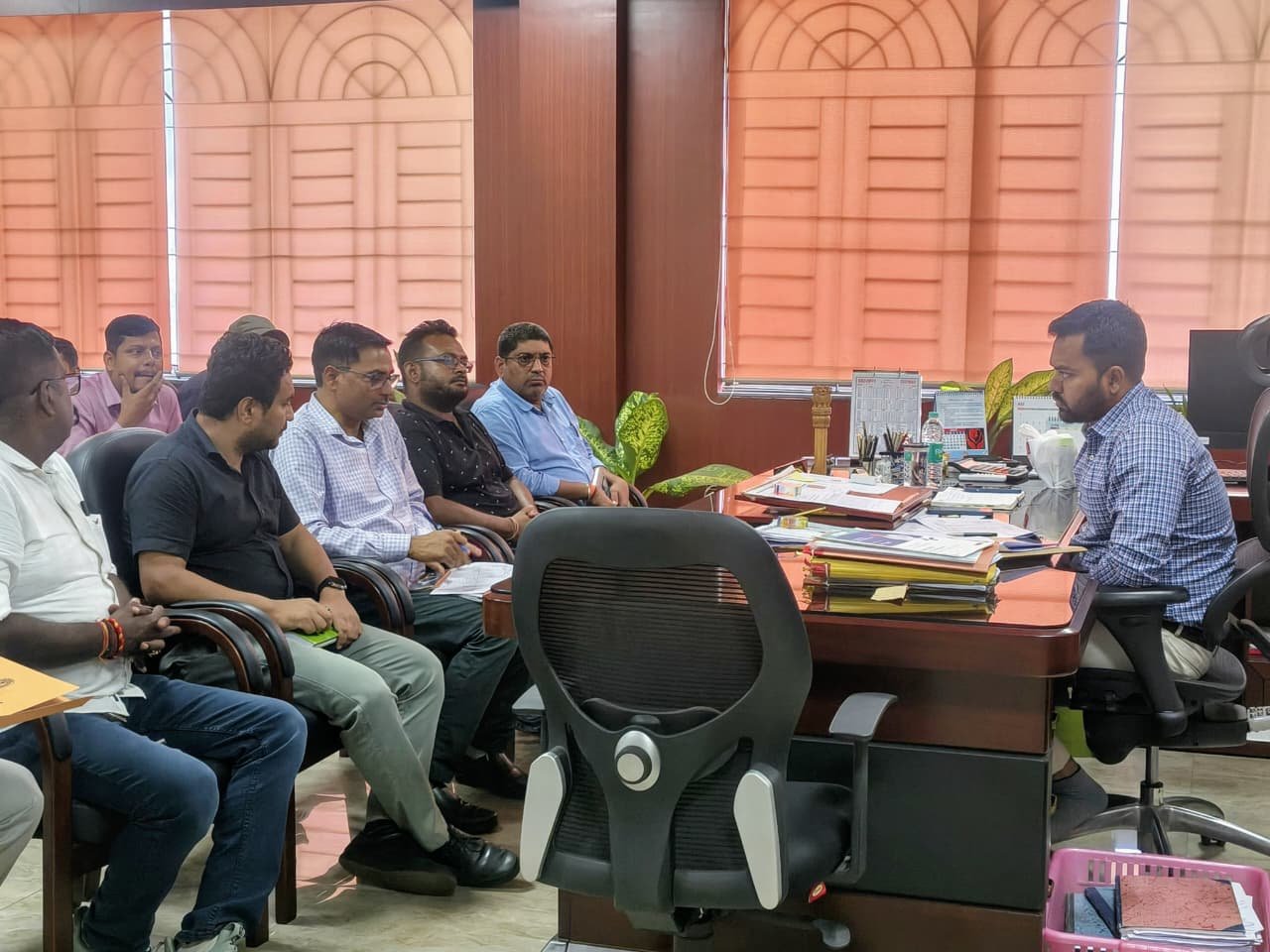 सड़क परियोजनाओं में तेजी लाने के लिए प्रशासन सक्रिय, उप विकास आयुक्त ने की समीक्षा बैठक