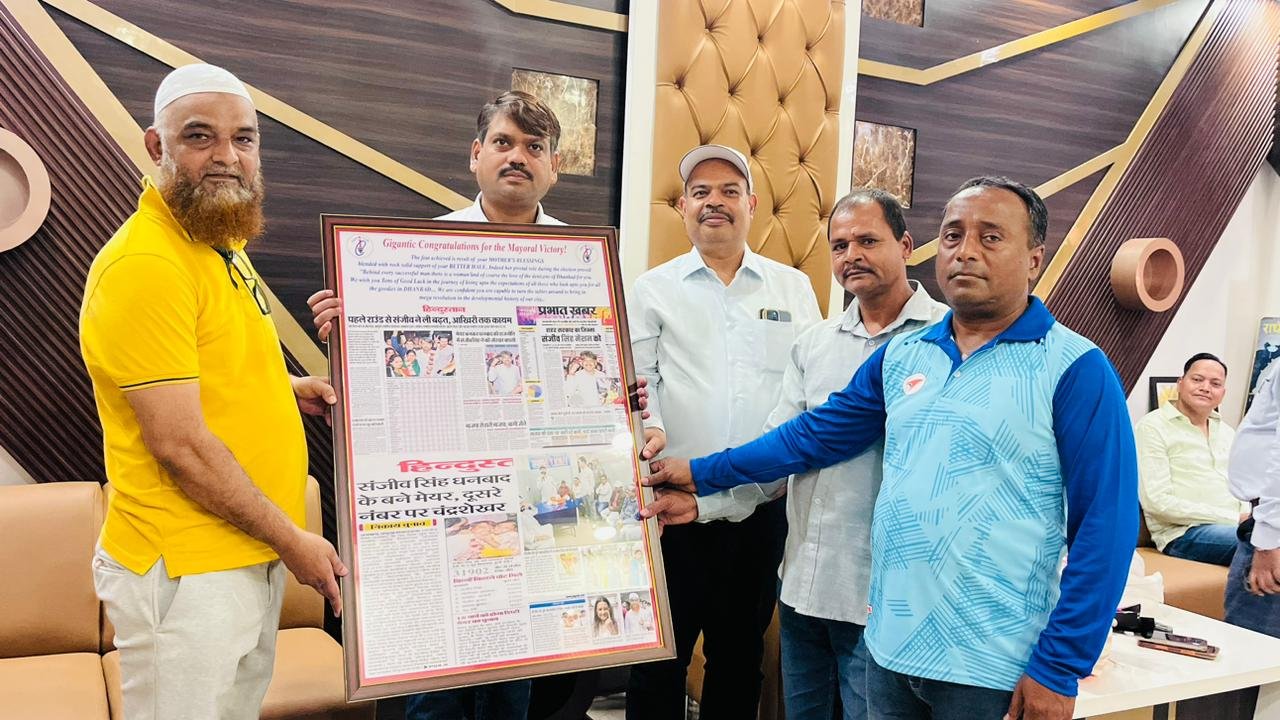 मेयर संजीव सिंह को मोमेंटो देकर किया गया सम्मानित