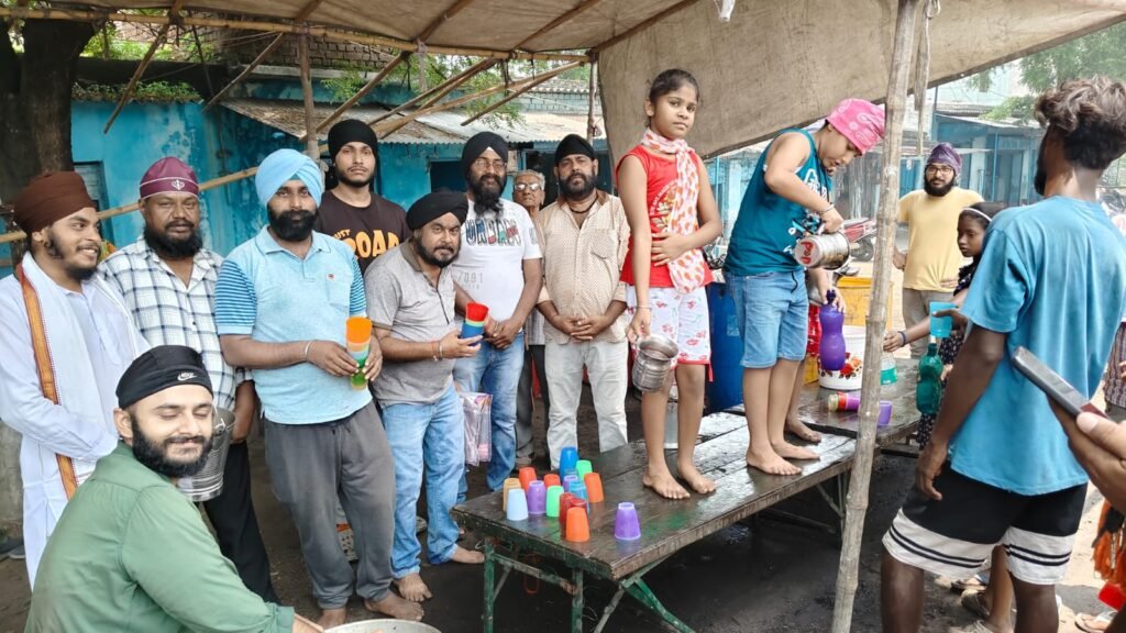 Sindri News: गुरु अर्जन देव जी के शहादत दिवस पर सिंदरी में छबील सेवा, राहगीरों को बांटा गया ठंडा शरबत