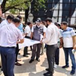 यात्रियों को राहत: वीरांगना लक्ष्मीबाई झांसी-खुर्दा रोड स्पेशल ट्रेन का परिचालन बढ़ा, जानिए नई तारीखें धनबाद: यात्रियों की सुविधा और सुगम आवागमन को ध्यान में रखते हुए रेलवे ने वीरांगना लक्ष्मीबाई झांसी-खुर्दा रोड-वीरांगना लक्ष्मीबाई झांसी स्पेशल ट्रेन के परिचालन की अवधि बढ़ाने का फैसला किया है। इससे झारखंड, ओडिशा और उत्तर प्रदेश के यात्रियों को बड़ी राहत मिलेगी। जुलाई से अगस्त तक चलेगी स्पेशल ट्रेन रेलवे द्वारा जारी सूचना के अनुसार, ट्रेन संख्या 01929 वीरांगना लक्ष्मीबाई झांसी-खुर्दा रोड स्पेशल का परिचालन प्रत्येक शुक्रवार को 3 जुलाई 2026 से 28 अगस्त 2026 तक जारी रहेगा। वहीं, ट्रेन संख्या 01930 खुर्दा रोड-वीरांगना लक्ष्मीबाई झांसी स्पेशल का परिचालन प्रत्येक रविवार को 5 जुलाई 2026 से 30 अगस्त 2026 तक किया जाएगा। यात्रियों की मांग पर लिया गया फैसला रेलवे अधिकारियों के अनुसार यात्रियों की बढ़ती संख्या और यात्रा की सुविधा को देखते हुए इस स्पेशल ट्रेन के परिचालन का विस्तार किया गया है। इससे विभिन्न राज्यों के बीच यात्रा करने वाले यात्रियों को अतिरिक्त विकल्प उपलब्ध होगा। धनबाद रेल मंडल के वरीय मंडल वाणिज्य प्रबंधक एवं वरीय जनसंपर्क अधिकारी मनीष सौरभ ने बताया कि यात्रियों की सुविधा को प्राथमिकता देते हुए यह निर्णय लिया गया है, ताकि लोगों को सुगम और सुरक्षित यात्रा का लाभ मिल सके। स्पेशल ट्रेन की नई समयावधि ट्रेन संख्या ट्रेन का नाम परिचालन दिवस विस्तारित अवधि 01929 वीरांगना लक्ष्मीबाई झांसी-खुर्दा रोड स्पेशल शुक्रवार 03 जुलाई 2026 से 28 अगस्त 2026 01930 खुर्दा रोड-वीरांगना लक्ष्मीबाई झांसी स्पेशल रविवार 05 जुलाई 2026 से 30 अगस्त 2026