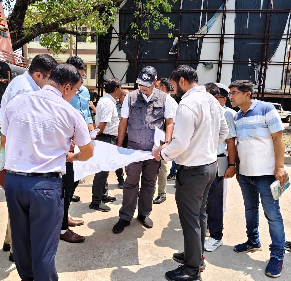 यात्रियों को राहत: वीरांगना लक्ष्मीबाई झांसी-खुर्दा रोड स्पेशल ट्रेन का परिचालन बढ़ा, जानिए नई तारीखें धनबाद: यात्रियों की सुविधा और सुगम आवागमन को ध्यान में रखते हुए रेलवे ने वीरांगना लक्ष्मीबाई झांसी-खुर्दा रोड-वीरांगना लक्ष्मीबाई झांसी स्पेशल ट्रेन के परिचालन की अवधि बढ़ाने का फैसला किया है। इससे झारखंड, ओडिशा और उत्तर प्रदेश के यात्रियों को बड़ी राहत मिलेगी। जुलाई से अगस्त तक चलेगी स्पेशल ट्रेन रेलवे द्वारा जारी सूचना के अनुसार, ट्रेन संख्या 01929 वीरांगना लक्ष्मीबाई झांसी-खुर्दा रोड स्पेशल का परिचालन प्रत्येक शुक्रवार को 3 जुलाई 2026 से 28 अगस्त 2026 तक जारी रहेगा। वहीं, ट्रेन संख्या 01930 खुर्दा रोड-वीरांगना लक्ष्मीबाई झांसी स्पेशल का परिचालन प्रत्येक रविवार को 5 जुलाई 2026 से 30 अगस्त 2026 तक किया जाएगा। यात्रियों की मांग पर लिया गया फैसला रेलवे अधिकारियों के अनुसार यात्रियों की बढ़ती संख्या और यात्रा की सुविधा को देखते हुए इस स्पेशल ट्रेन के परिचालन का विस्तार किया गया है। इससे विभिन्न राज्यों के बीच यात्रा करने वाले यात्रियों को अतिरिक्त विकल्प उपलब्ध होगा। धनबाद रेल मंडल के वरीय मंडल वाणिज्य प्रबंधक एवं वरीय जनसंपर्क अधिकारी मनीष सौरभ ने बताया कि यात्रियों की सुविधा को प्राथमिकता देते हुए यह निर्णय लिया गया है, ताकि लोगों को सुगम और सुरक्षित यात्रा का लाभ मिल सके। स्पेशल ट्रेन की नई समयावधि ट्रेन संख्या ट्रेन का नाम परिचालन दिवस विस्तारित अवधि 01929 वीरांगना लक्ष्मीबाई झांसी-खुर्दा रोड स्पेशल शुक्रवार 03 जुलाई 2026 से 28 अगस्त 2026 01930 खुर्दा रोड-वीरांगना लक्ष्मीबाई झांसी स्पेशल रविवार 05 जुलाई 2026 से 30 अगस्त 2026