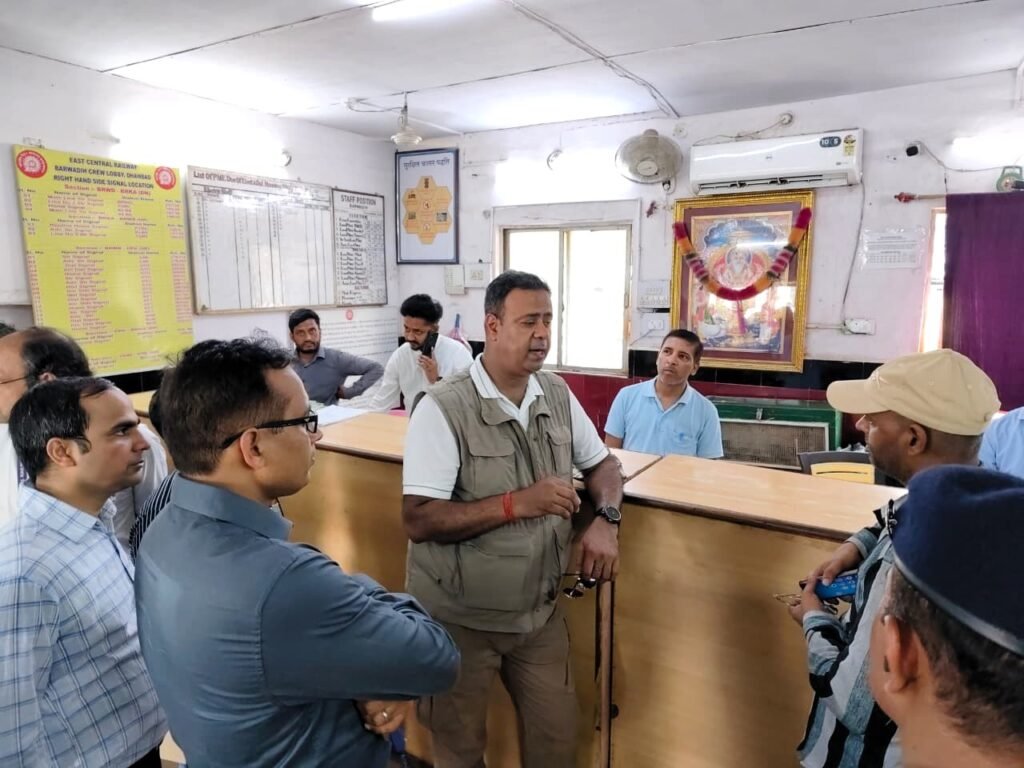 DRM अखिलेश मिश्र ने बरवाडीह रेलखंड का किया निरीक्षण, नए स्टेशन भवनों और यात्री सुविधाओं का लिया जायजा
