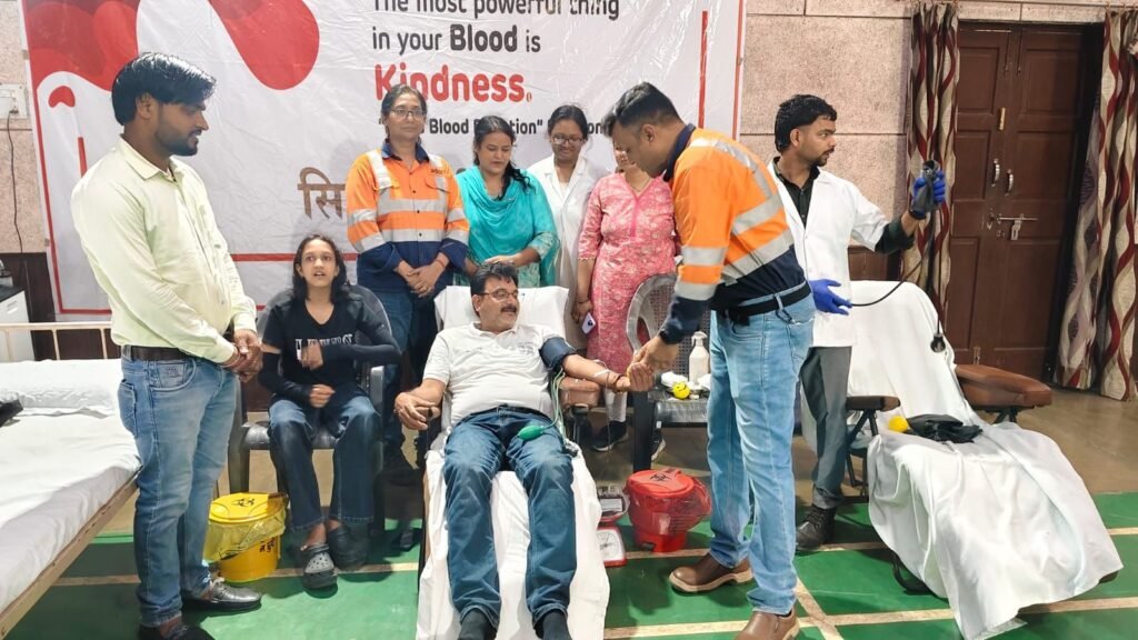 सिंदरी में अदानी सीमेंट-एसीसी लिमिटेड का रक्तदान शिविर, 100 से अधिक लोगों ने किया स्वैच्छिक रक्तदान