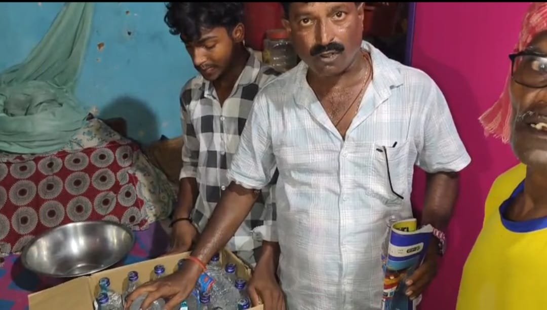 अवैध शराब के अड्डे पर छापा मारकर शराब कारोबारियों को कान पकड़वाकर चेताया भाजपा नेता ने..