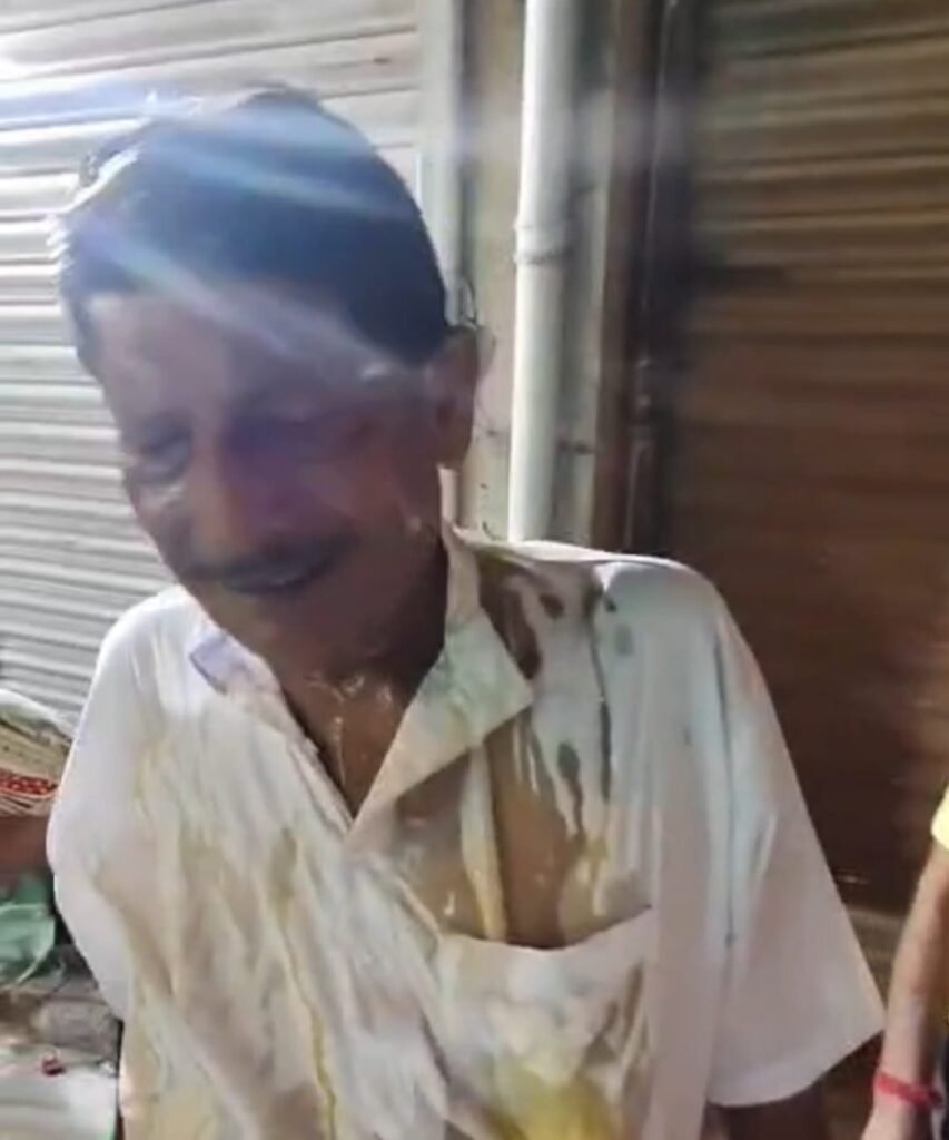 पूर्व तृणमूल पार्षद को अंडे से नहलाया गया