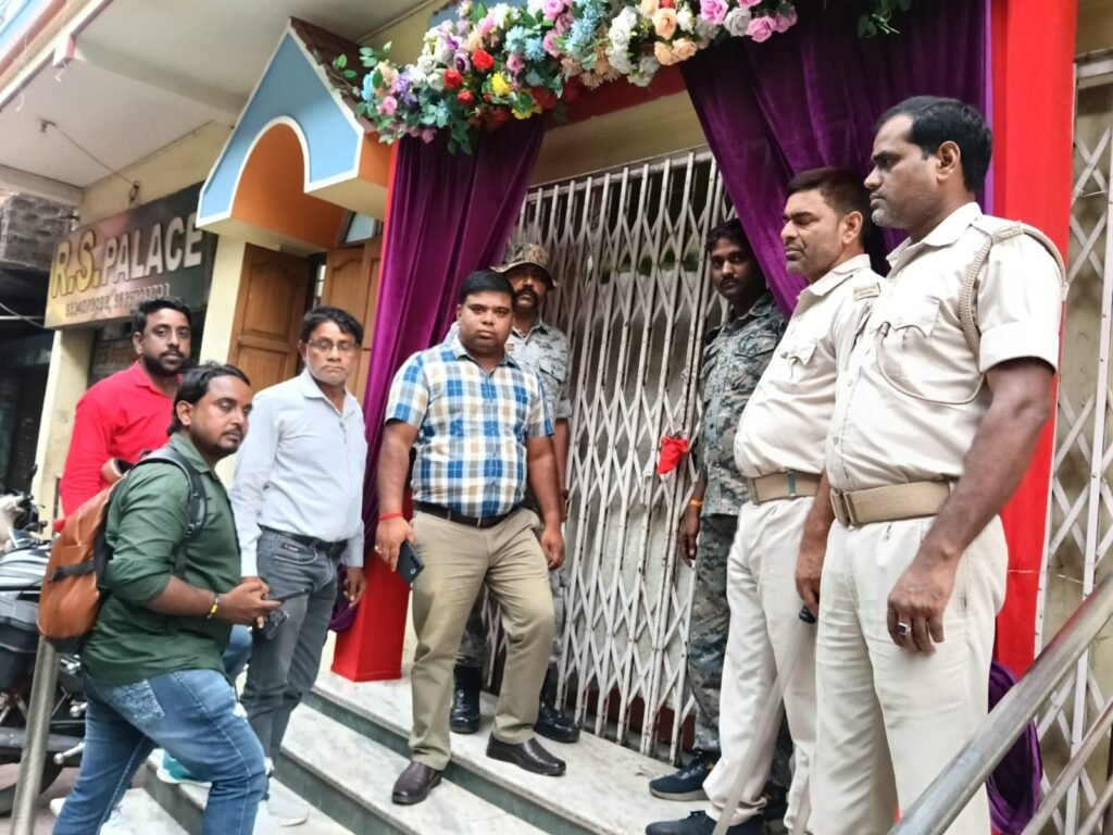 बिना लाइसेंस संचालित विवाह भवन पर धनबाद नगर निगम की कारवाई, प्रतिष्ठान सील