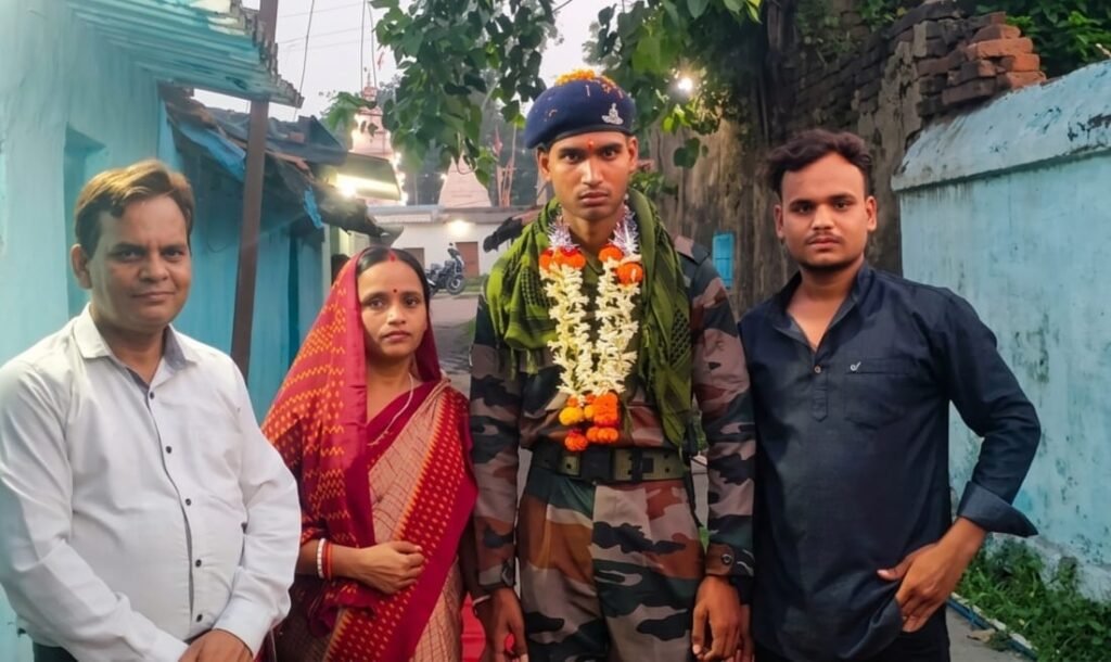 आर्मी ट्रेनिंग पूरी कर घर लौटे आयुष कुमार, बस्ताकोला में तिरंगा यात्रा के साथ हुआ भव्य स्वागत