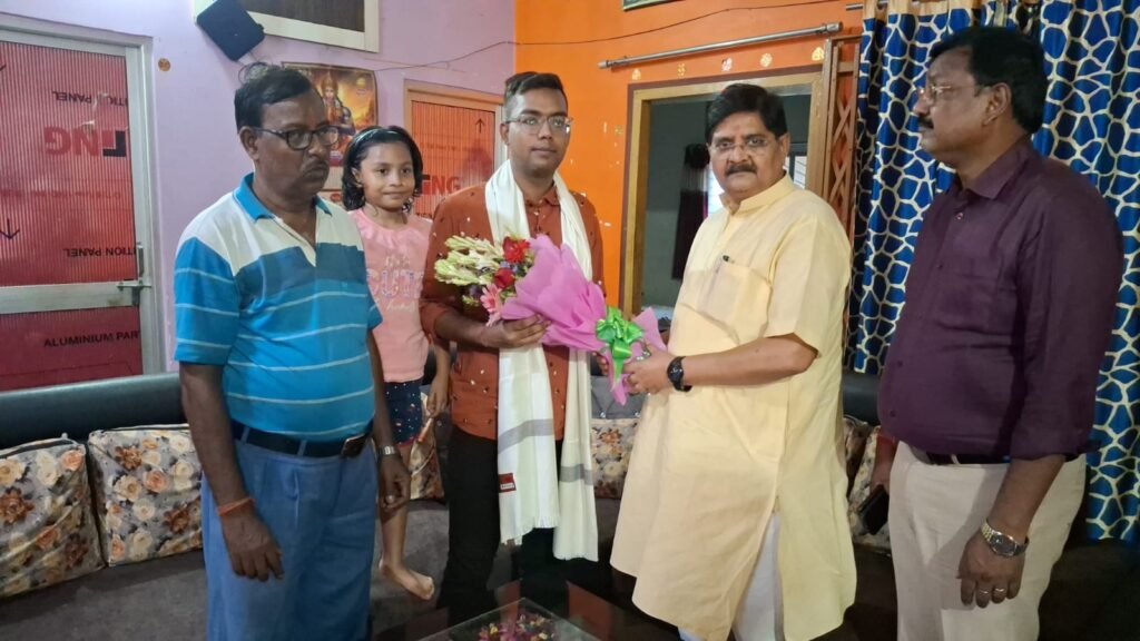 BPSC में 95वीं रैंक हासिल करने वाले शुभम कुमार को विधायक राज सिन्हा ने किया सम्मानित