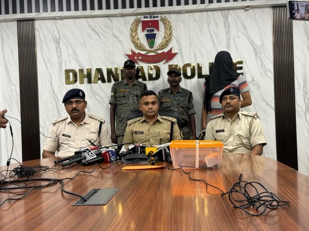 धनबाद में पुलिस का बड़ा एक्शन, अवैध हथियारों के साथ गिरफ्तार आरोपी; रेलवे टेंडर में रंगदारी की साजिश का दावा