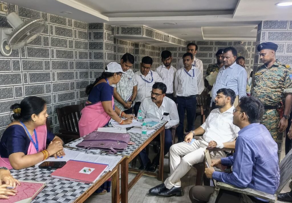 धनबाद में मतदाता सूची के विशेष गहन पुनरीक्षण की समीक्षा, 30 जून से घर-घर पहुंचेंगे बीएलओ