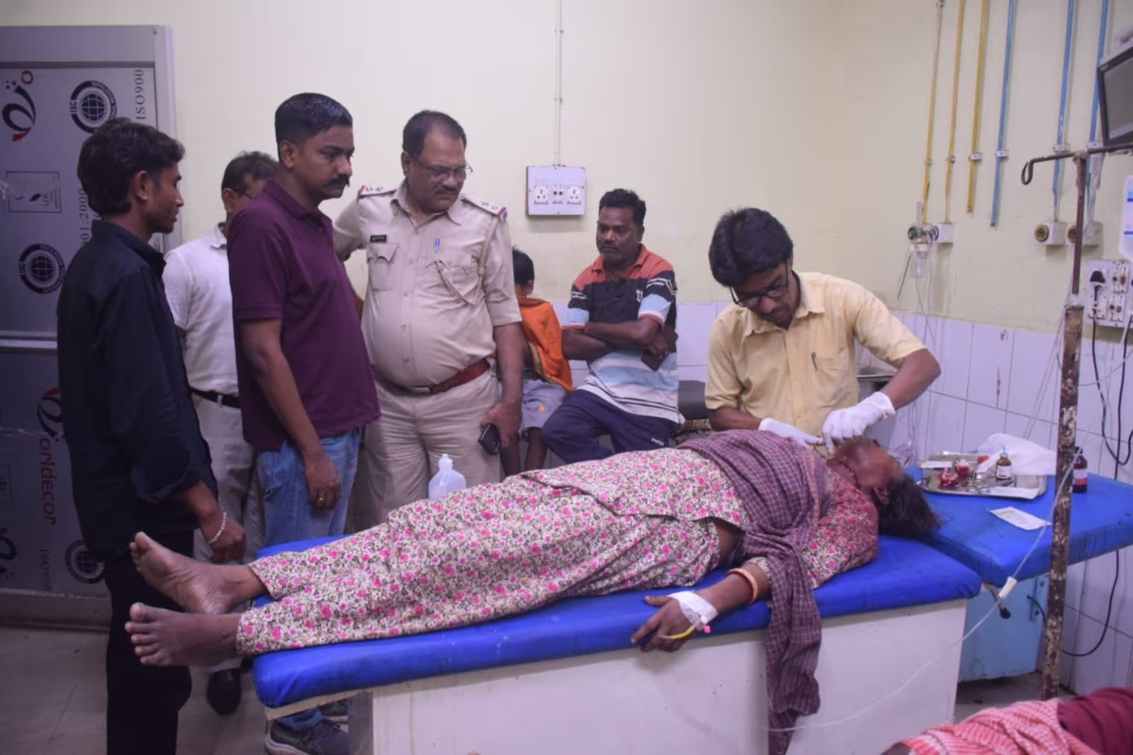 धनबाद में पति ने पत्नी का गला रेतने की कोशिश, मैरिज हॉल में काम के दौरान किया हमला, आरोपी फरार