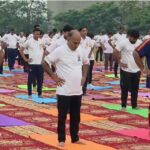 विश्व योग दिवस पर आसनसोल पोलो ग्राउंड में आयोजित हुआ योग कार्यक्रम, कई गणमान्य लोग रहे मौजूद