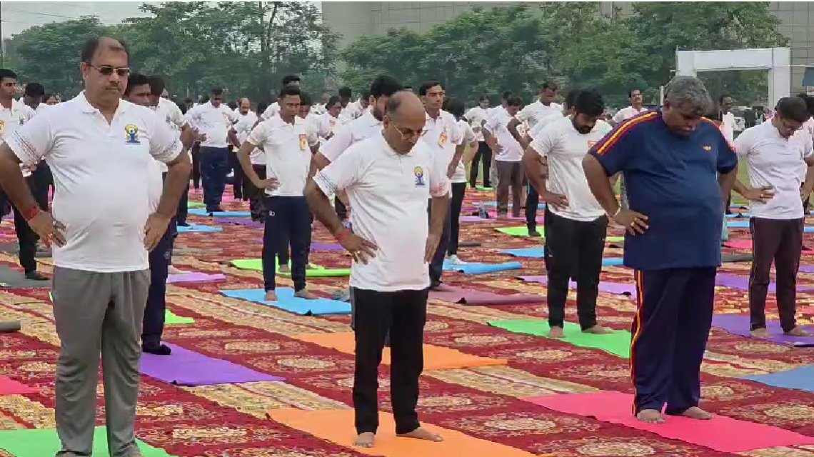 विश्व योग दिवस पर आसनसोल पोलो ग्राउंड में आयोजित हुआ योग कार्यक्रम, कई गणमान्य लोग रहे मौजूद
