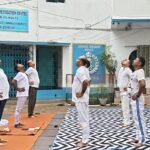 विश्व योग दिवस पर नियामतपुर फाड़ी में आयोजित हुआ योग कार्यक्रम, पुलिस अधिकारियों और कर्मियों ने लिया भाग