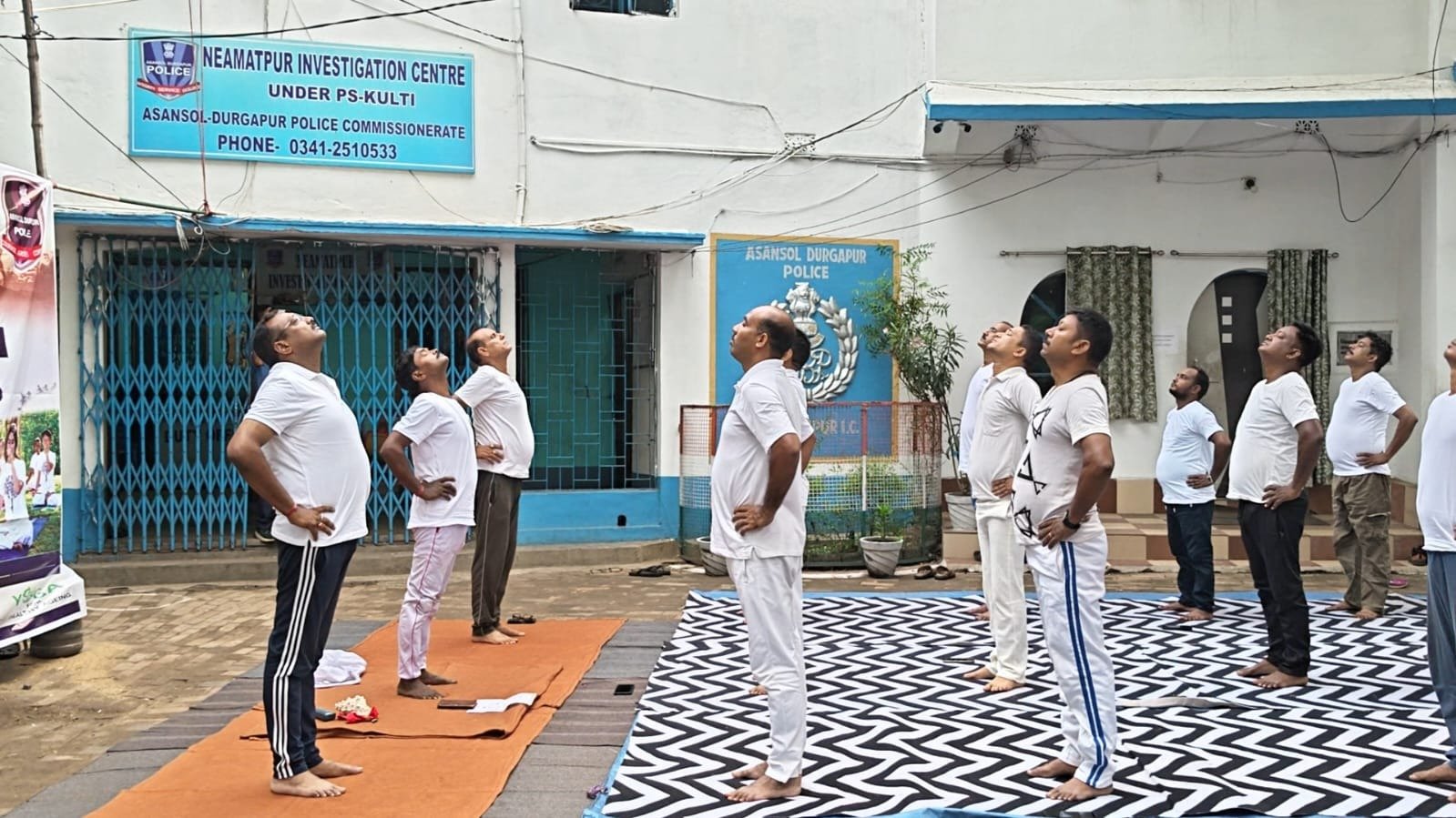 विश्व योग दिवस पर नियामतपुर फाड़ी में आयोजित हुआ योग कार्यक्रम, पुलिस अधिकारियों और कर्मियों ने लिया भाग