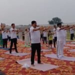 जनप्रतिनिधि से लेकर प्रशासनिक अधिकारी योग मुद्रा में, ‘करो योग रहो निरोग’ का दिया संदेश