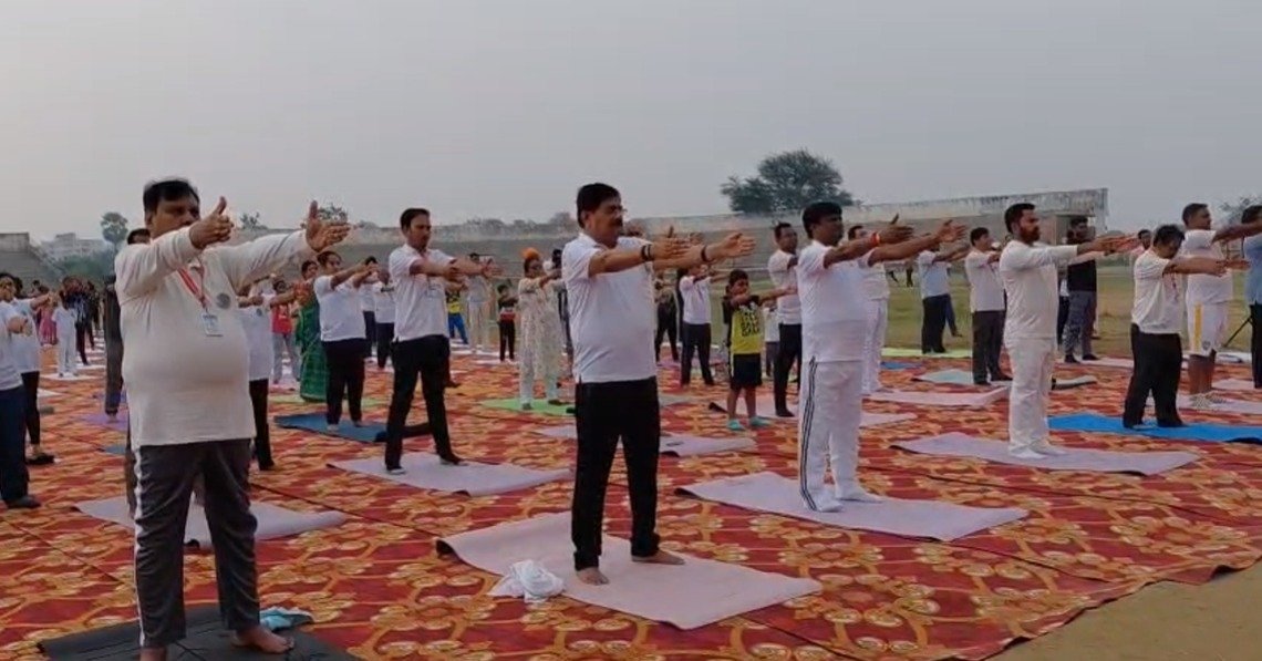 जनप्रतिनिधि से लेकर प्रशासनिक अधिकारी योग मुद्रा में, ‘करो योग रहो निरोग’ का दिया संदेश