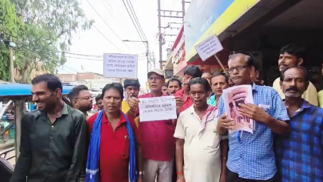 यूनियन ऑफिस वापस पाने की मांग पर उखड़ा में एक दिन बंद रहीं मिनीबसें, कर्मचारियों ने किया विरोध