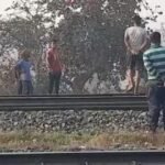 Dhanbad News: रेलवे पुल पर ट्रेन के आगे कूदे प्रेमी-प्रेमिका, युवक की मौत, युवती की हालत गंभीर