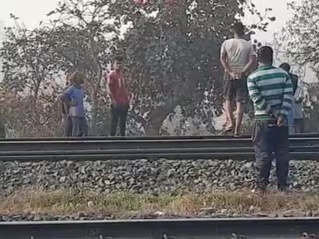 Dhanbad News: रेलवे पुल पर ट्रेन के आगे कूदे प्रेमी-प्रेमिका, युवक की मौत, युवती की हालत गंभीर