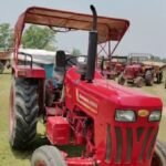 Kanksa News: अवैध बालू तस्करी के विरोध में ग्रामीणों का प्रदर्शन, 30 ट्रैक्टर जब्त कांकसा: अवैध बालू तस्करी के आरोप को लेकर कांकसा के शोकना गांव में मंगलवार को ग्रामीणों का आक्रोश देखने को मिला। आरोप है कि लंबे समय से रात और तड़के सुबह ट्रैक्टरों के माध्यम से अवैध रूप से बालू का परिवहन किया जा रहा था। इसके विरोध में ग्रामीणों ने बालू से लदे कई ट्रैक्टरों को रोककर प्रदर्शन किया। ग्रामीणों ने किया सड़क जाम स्थानीय लोगों के अनुसार, ग्रामीणों ने शुरुआत में करीब 40 बालू लदे ट्रैक्टरों को रोक लिया और अवैध बालू तस्करी बंद करने की मांग को लेकर गांव की सड़क जाम कर दी। प्रदर्शन के दौरान बड़ी संख्या में ग्रामीण मौजूद रहे। ग्रामीणों का कहना है कि उनके बार-बार विरोध के बावजूद अवैध परिवहन का सिलसिला जारी था, जिसके बाद उन्हें आंदोलन का रास्ता अपनाना पड़ा। प्रशासन ने की कार्रवाई घटना की सूचना मिलने के बाद कांकसा के भूमि एवं भूमि राजस्व विभाग के अधिकारी मौके पर पहुंचे। प्रशासनिक सूत्रों के मुताबिक जांच के बाद 30 बालू लदे ट्रैक्टरों को जब्त किया गया है। अधिकारियों ने मामले की जांच शुरू कर दी है और संबंधित दस्तावेजों की भी पड़ताल की जा रही है। सड़क और घरों को नुकसान का आरोप ग्रामीणों का आरोप है कि सिलामपुर क्षेत्र से बालू लाकर ट्रैक्टरों के जरिए गांव की सड़कों का उपयोग किया जा रहा है। भारी वाहनों की लगातार आवाजाही के कारण सड़कों की स्थिति खराब हो रही है और कई घरों को भी नुकसान पहुंचा है। स्थानीय लोगों ने बताया कि ट्रैक्टर चालकों से वैध चालान दिखाने को कहा गया, लेकिन कई लोग आवश्यक दस्तावेज प्रस्तुत नहीं कर सके। तस्करी पर उठे सवाल प्रदर्शनकारियों ने सवाल उठाया कि सरकार बदलने के बाद भी अवैध बालू तस्करी पर प्रभावी रोक क्यों नहीं लग पाई है। उन्होंने प्रशासन से स्थायी समाधान और सख्त कार्रवाई की मांग की। फिलहाल प्रशासन पूरे मामले की जांच कर रहा है। क्षेत्र में स्थिति नियंत्रण में बताई जा रही है, हालांकि ग्रामीणों में नाराजगी बनी हुई है।