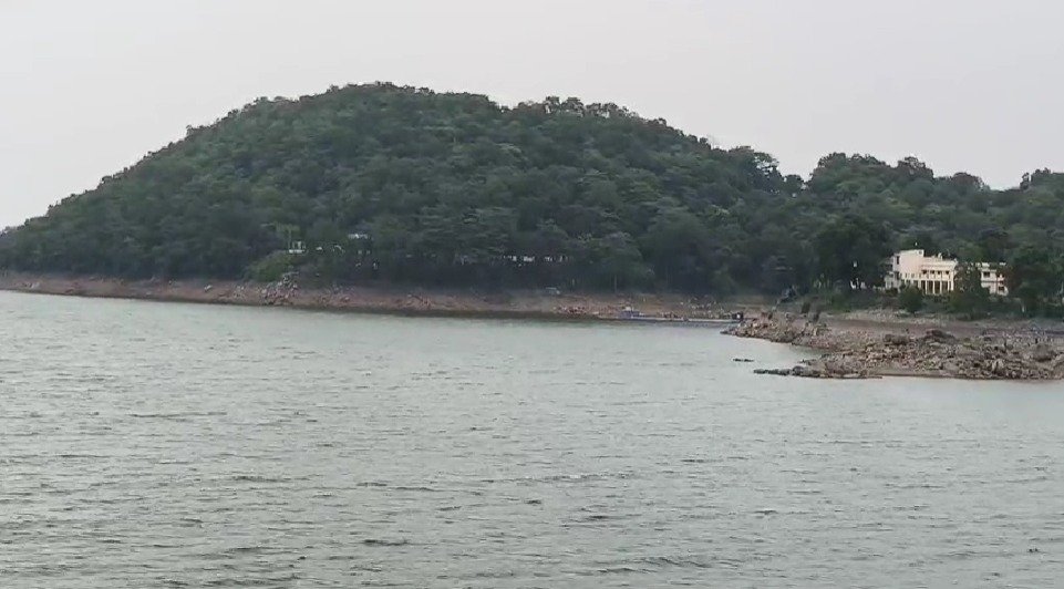 Maithon News: जलाशय में बड़ा नाव हादसा टला, 14 पर्यटकों की जान बची, सुरक्षा व्यवस्था पर उठे सवाल