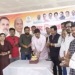राहुल गांधी के 56वें जन्मदिवस पर धनबाद में कांग्रेसियों ने मनाया जश्न, मरीजों के बीच बांटे फल