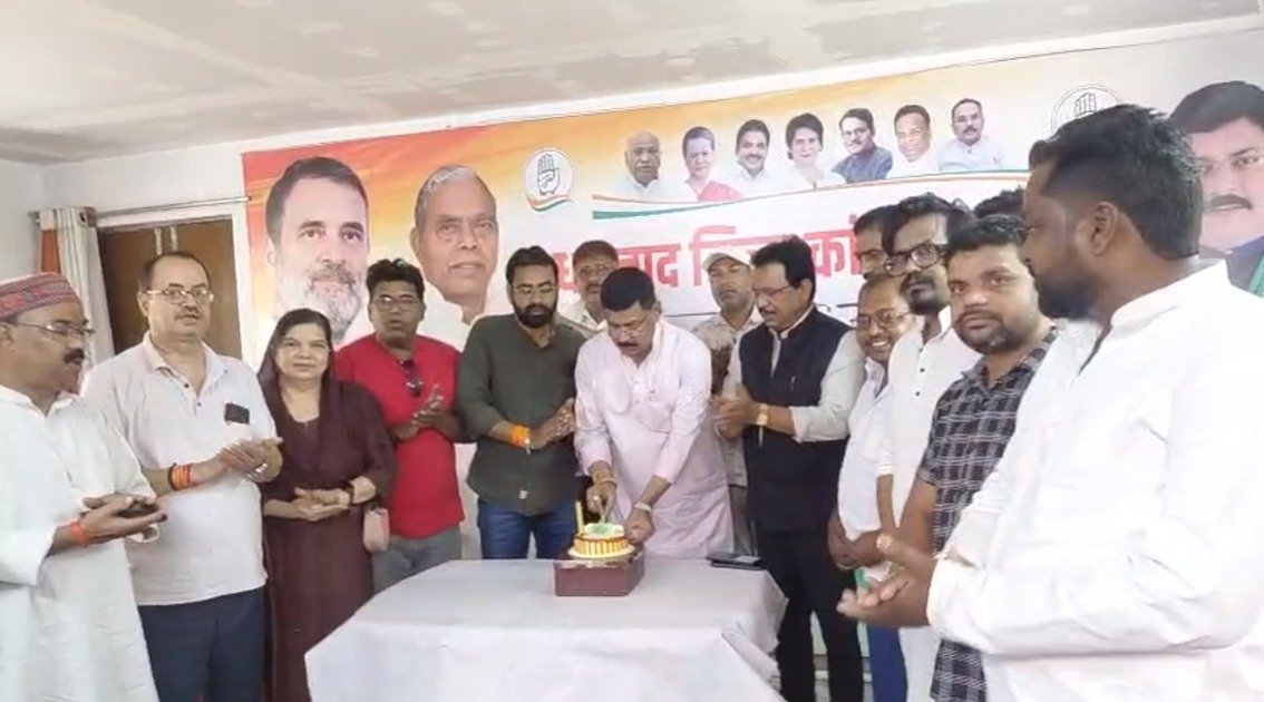 राहुल गांधी के 56वें जन्मदिवस पर धनबाद में कांग्रेसियों ने मनाया जश्न, मरीजों के बीच बांटे फल