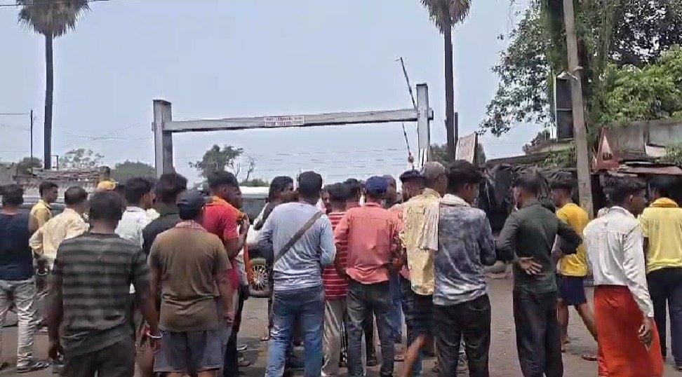 ECL डंपर की टक्कर से स्कूटी सवार युवती गंभीर घायल, नो-एंट्री नियम में बदलाव पर उठे सवाल