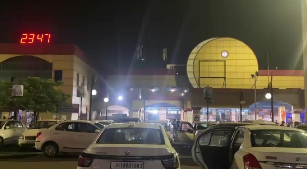 धनबाद स्टेशन के बाहर महिला से मारपीट के बाद हंगामा, भीड़ ने युवक को पीटा; पुलिस ने बाइक जब्त की