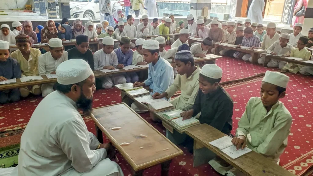 योगी सरकार का नया आदेश: यूपी के सभी मदरसों में बायोमेट्रिक अटेंडेंस अनिवार्य