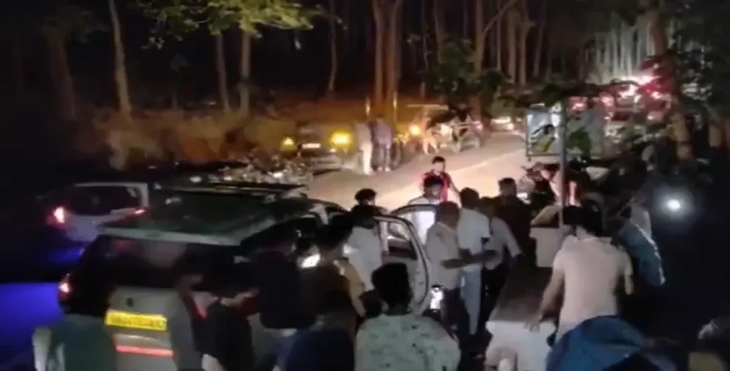 मेरठ से नैनीताल घूमने निकला परिवार हादसे का शिकार, खाई में गिरी टेंपो ट्रैवलर; 2 महिलाओं की मौत, 25 घायल
