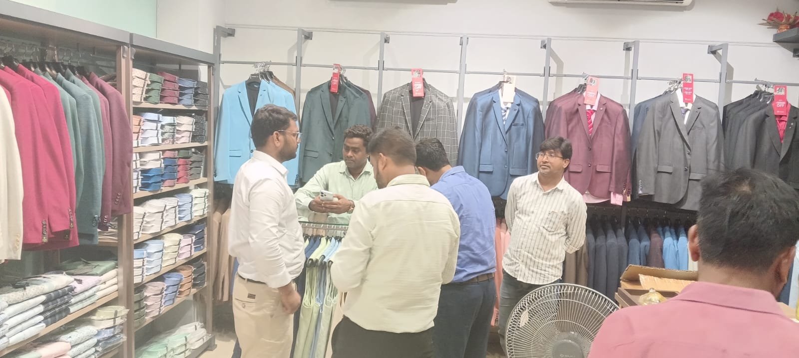 धनबाद नगर निगम की बड़ी कार्रवाई, ओज़ोन गैलेरिया में ट्रेड लाइसेंस जांच के दौरान ₹14 हजार जुर्माना
