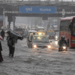 मुंबई में बारिश बनी आफत! सड़कों पर जलभराव, मैनहोल में गिरने से एक की मौत, जनजीवन बेहाल