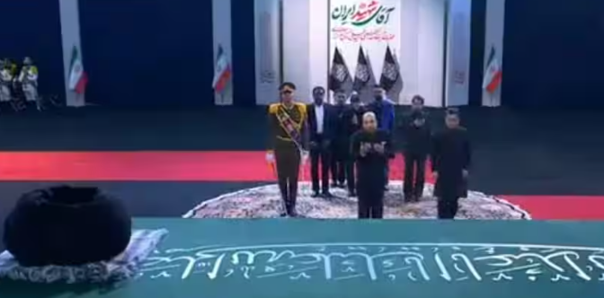 अली खामेनेई के अंतिम दर्शन के लिए उमड़ी भीड़, भारत ने भी दी श्रद्धांजलि