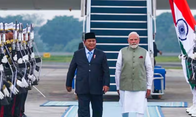 इंडोनेशिया पहुंचे पीएम मोदी, एक्ट ईस्ट नीति को देंगे नई मजबूती