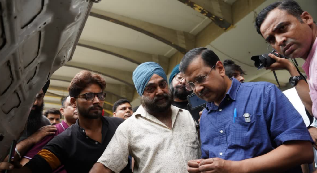पेट्रोल पंप पहुंचे केजरीवाल, E-20 पेट्रोल को लेकर केंद्र सरकार पर लगाए गंभीर आरोप