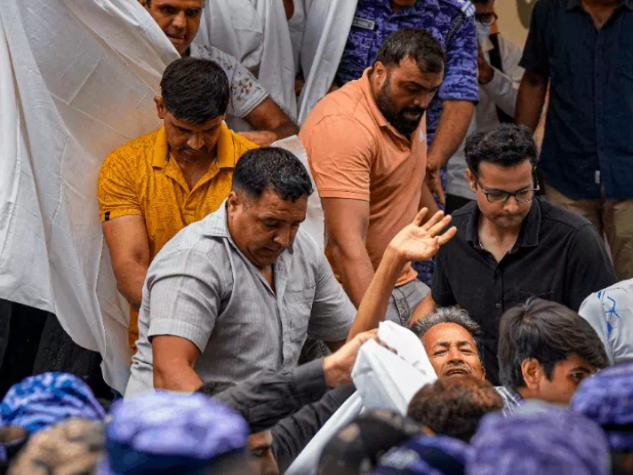 सोनम वांगचुक को अस्पताल ले जाने पर विवाद; पत्नी ने मेडिकल रिपोर्ट पर उठाए सवाल, अभिजीत दीपके का भूख हड़ताल का ऐलान
