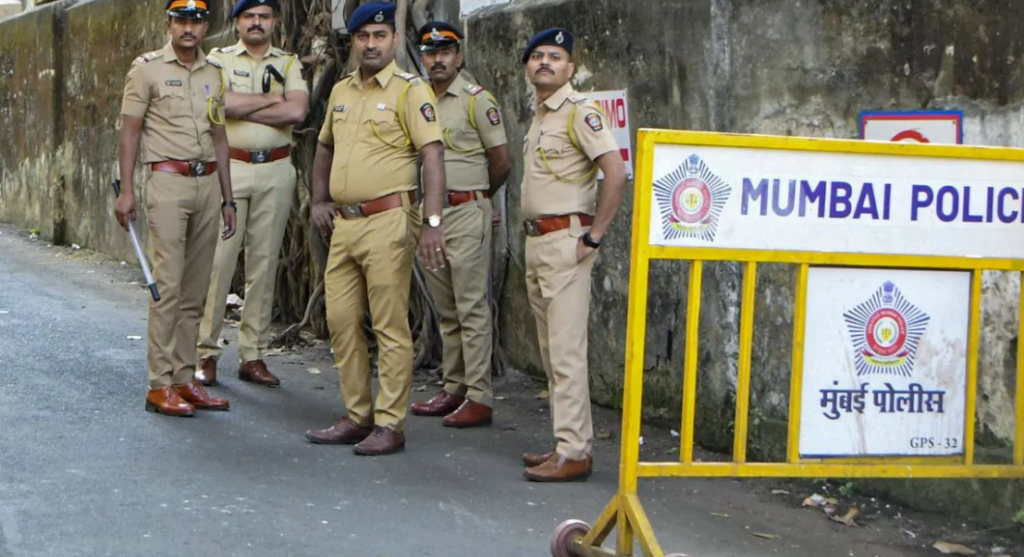 मुंबई में 23 जुलाई स 6 अगस्त तक सख्त पाबंदियां, 5 से ज्यादा लोगों के जुटने और प्रदर्शन पर रोक