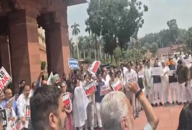संसद के मकर द्वार पर सत्ता-विपक्ष आमने-सामने, ‘चोर-चोर’ के नारों से गूंजा पूरा परिसर