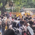 जंतर-मंतर पर फिर बवाल: पथराव के बाद दिल्ली पुलिस का लाठीचार्ज, आंसू गैस के गोले भी दागे
