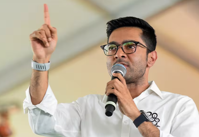 अभिषेक बनर्जी ने युवाओं से की कहा-किसी भी लोकतंत्र की असली ताकत उनके लोगों में होती है